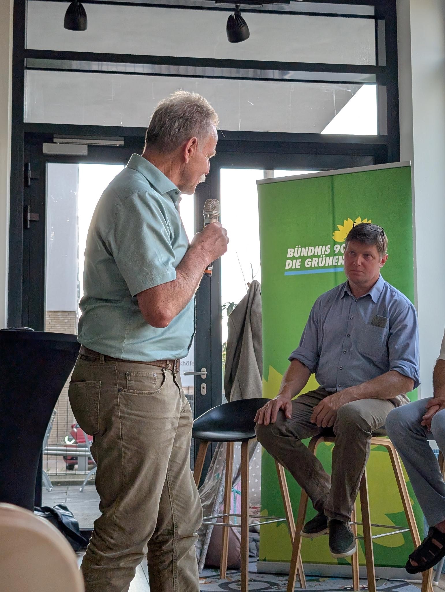 Paul Knoblach (MdL) links und Dr. Kai Braunmiller im Gespräch.